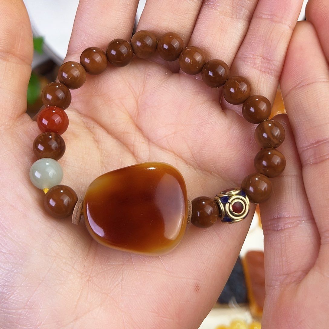 琥珀珠宝奇石未镶嵌。