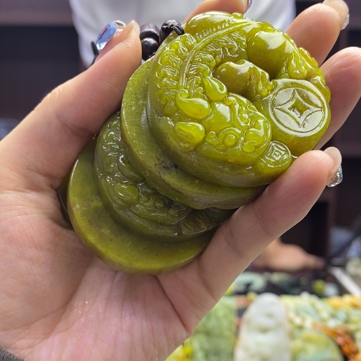 蛇纹石玉未镶嵌颈饰多样性发其一