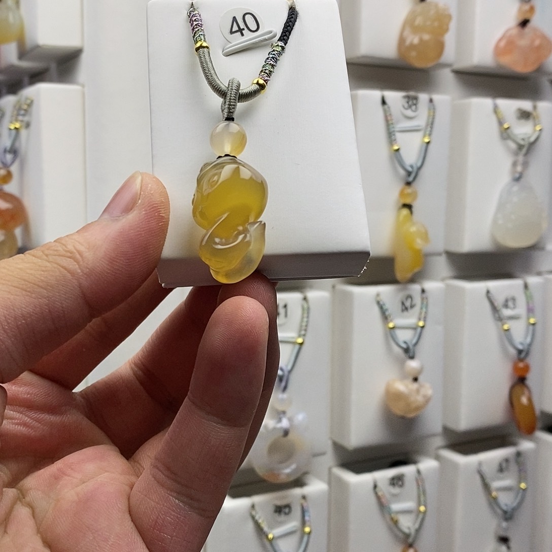 石英质玉颈饰未镶嵌是***?