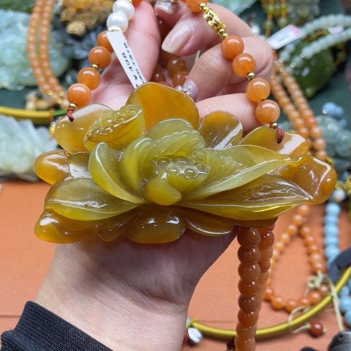 蛇纹石玉吊坠合金