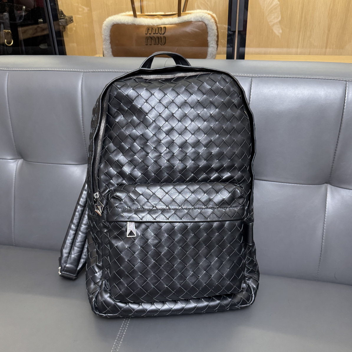 99新 BOTTEGA VENETA/葆蝶家 葆蝶家新重工编织黑色男士双肩包