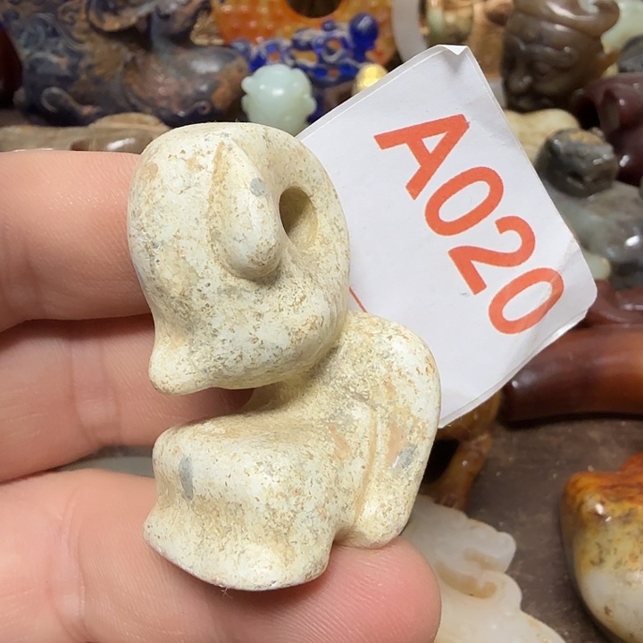 透闪石-蛇纹石玉未镶嵌颈饰