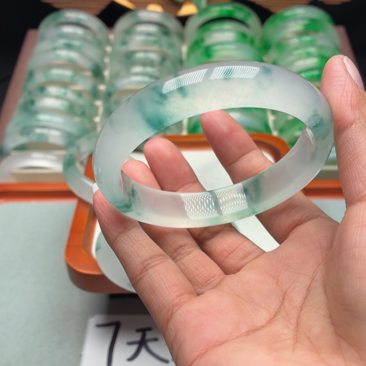 M***郑石英质玉未镶嵌手镯