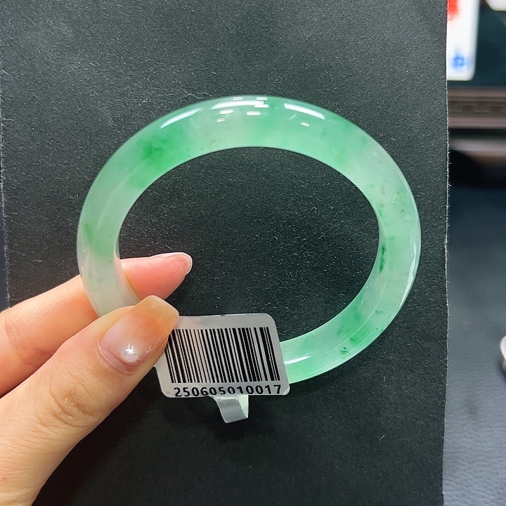 C***.石英质玉（非洲翠）未镶嵌手镯