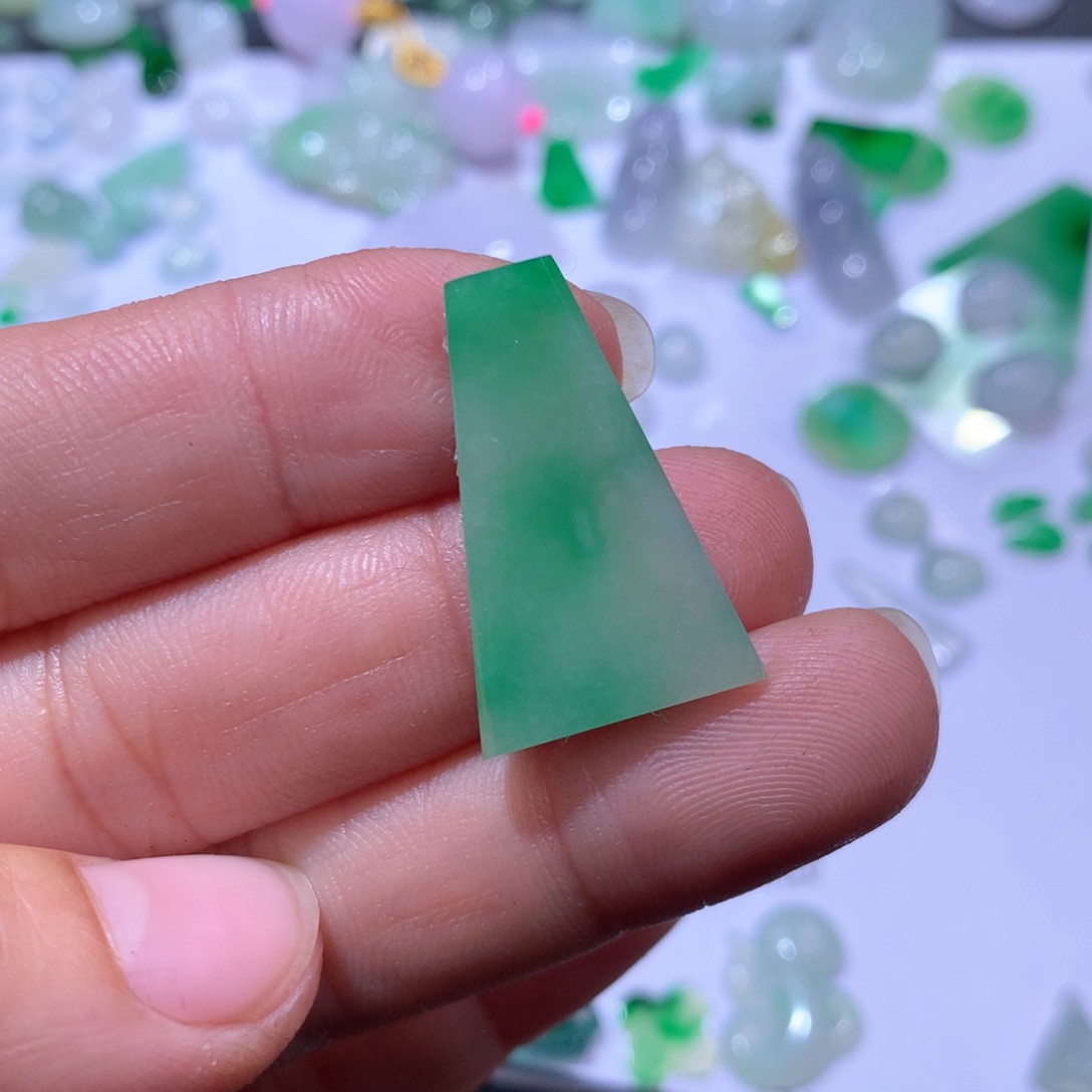 翡翠颈饰未镶嵌牌