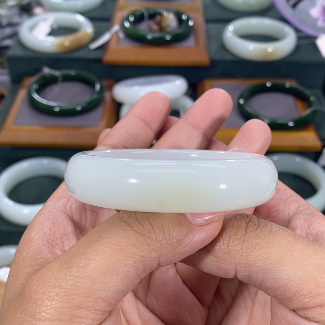 和田玉手镯未镶嵌