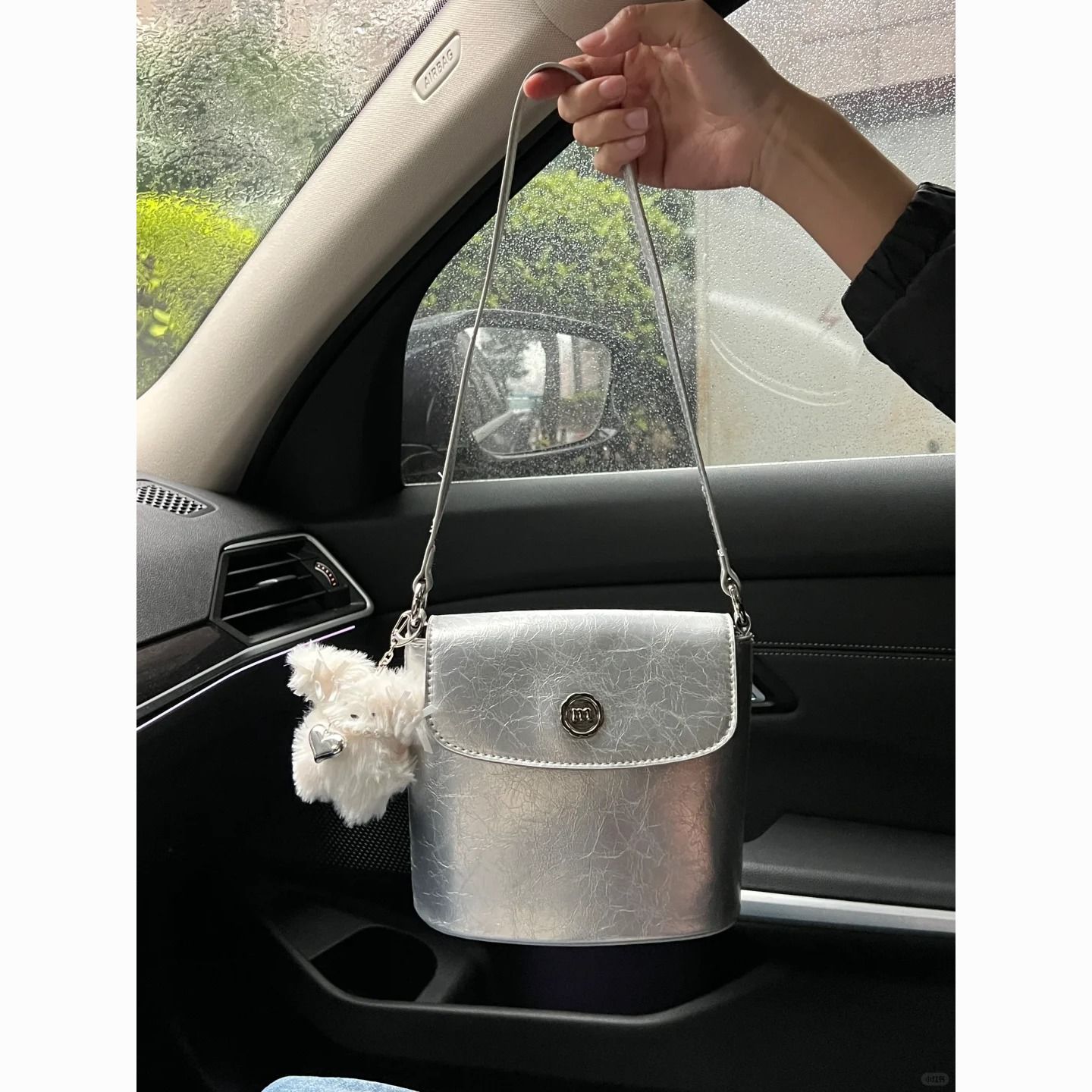 2025小众设计新款银色单肩包包水桶高级简约斜挎包方形