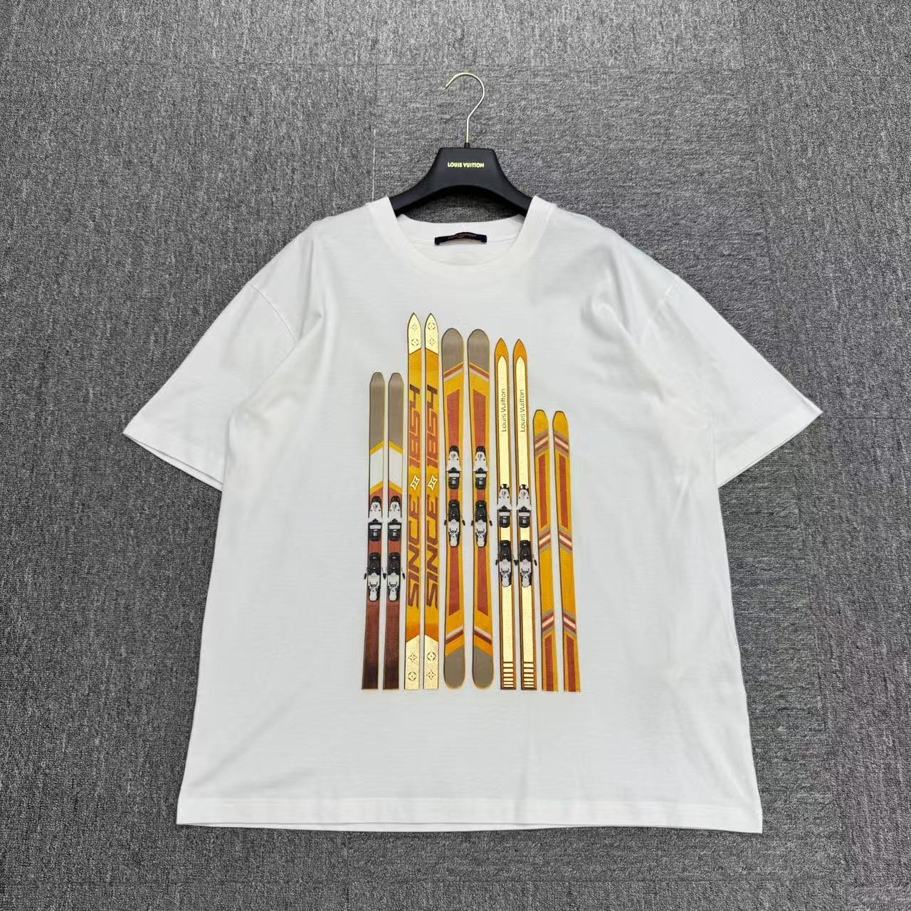 未使用 LouisVuitton/路易威登 编码19075  滑雪印花短袖 xl