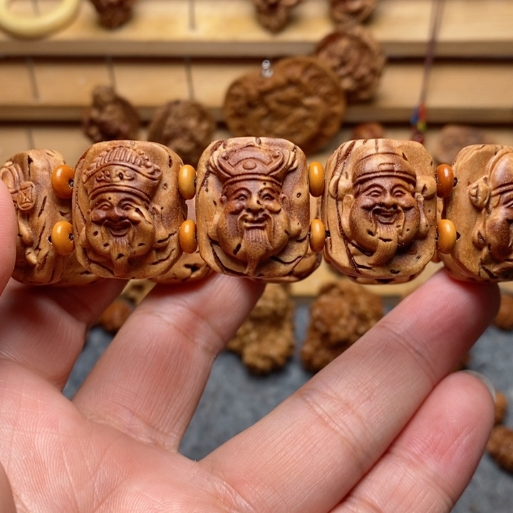 桃核雕刻财神手牌