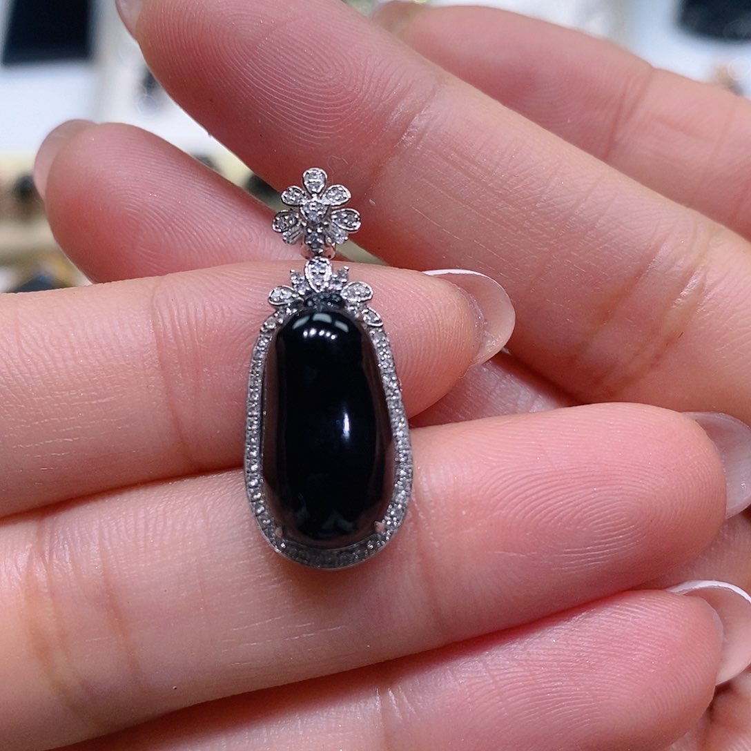 翡翠18K金镶嵌颈饰吊坠