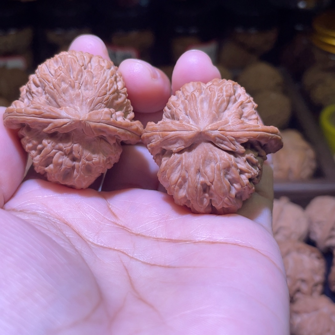 呂***丶把件文玩核桃三角白