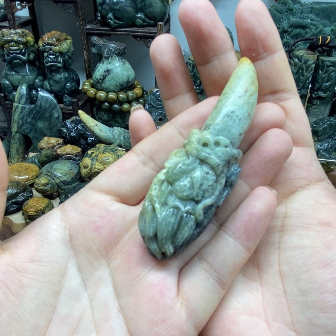 未镶嵌岫岩河磨玉（透闪石质玉）把件盲**拿