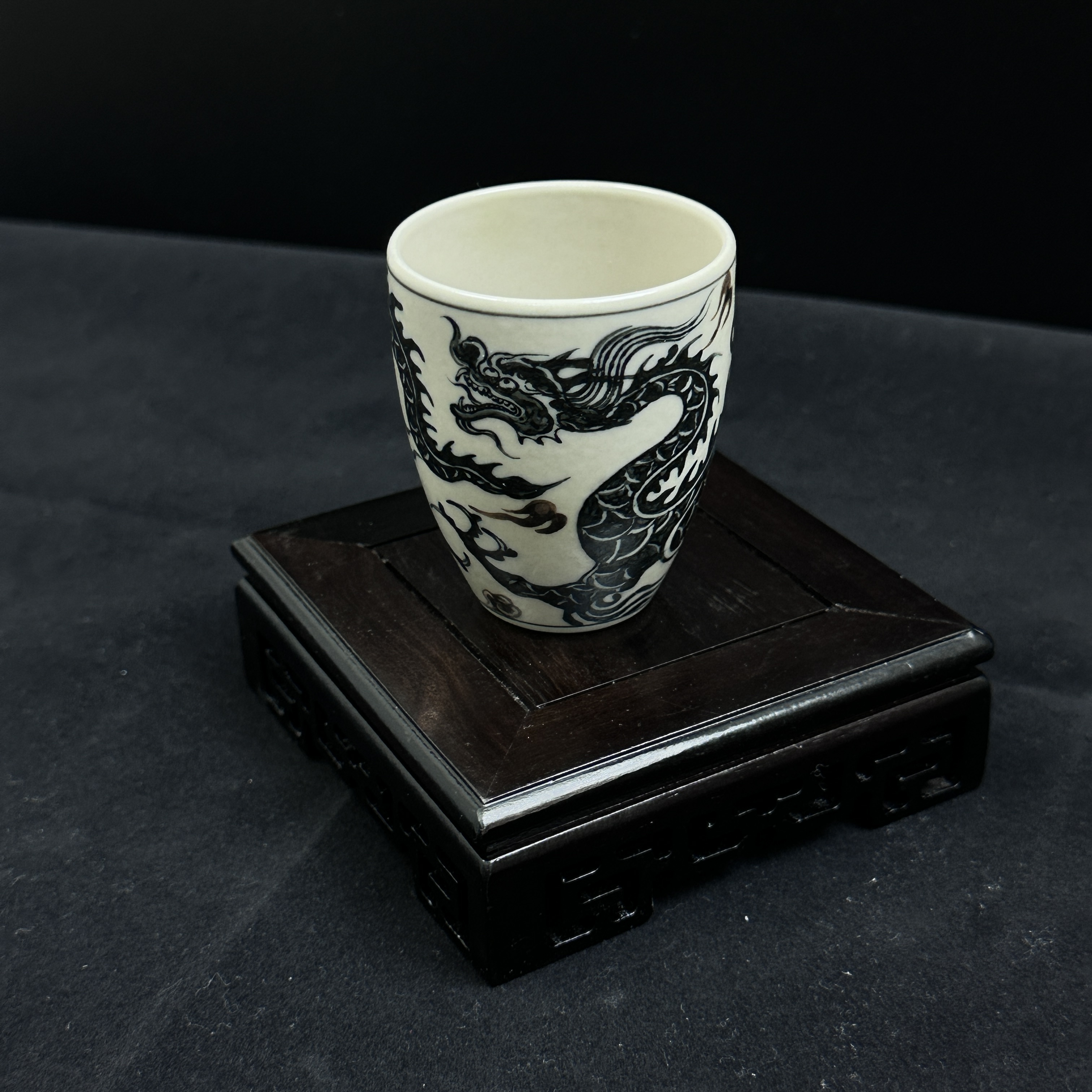 景德镇手工手绘釉里金铠甲龙手雷杯