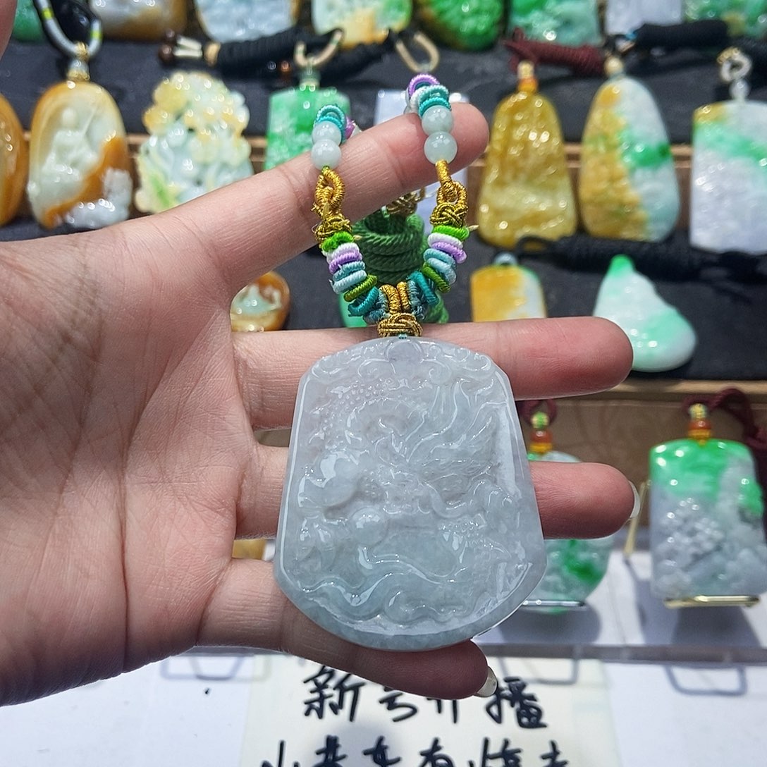 翡翠未镶嵌颈饰龙