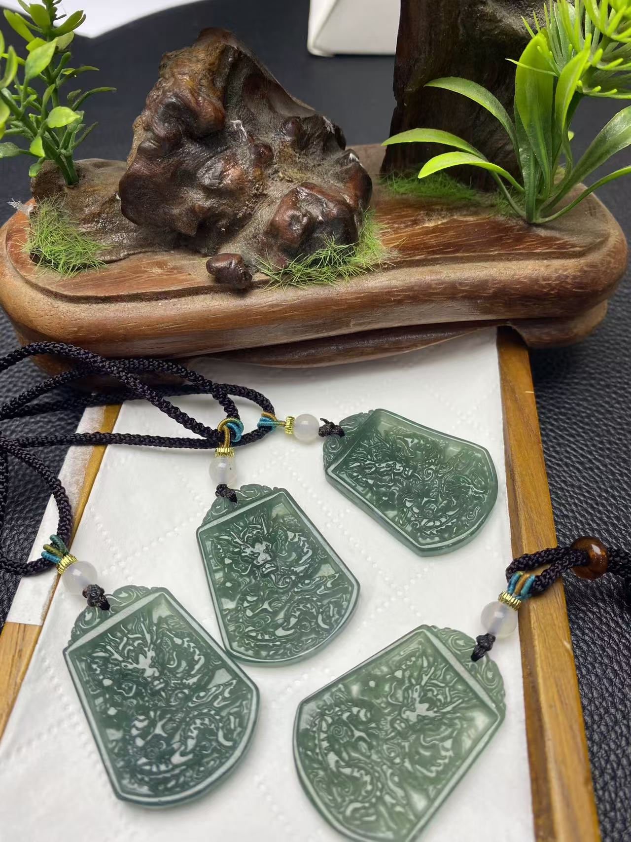 天然A货翡翠小龙牌