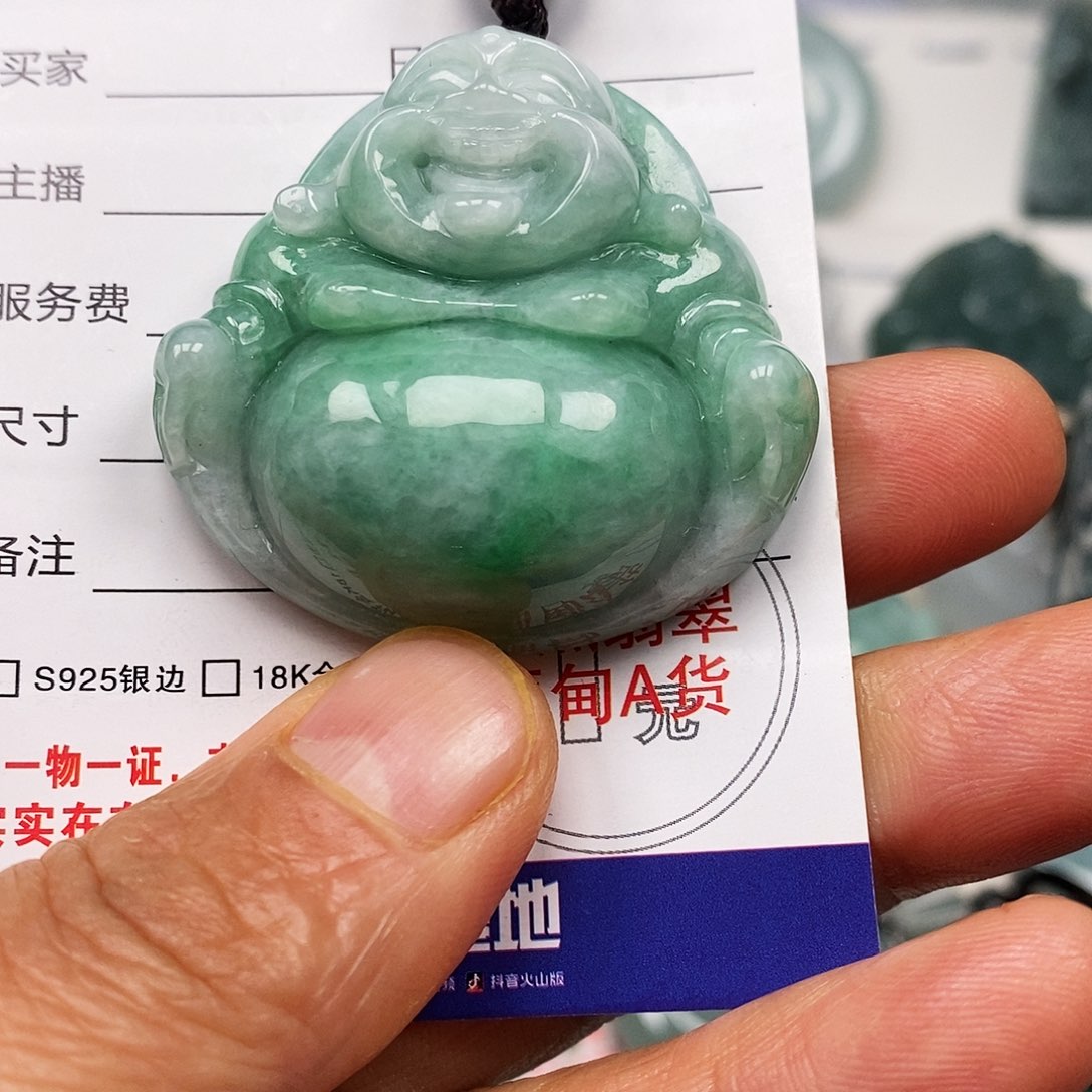 翡翠颈饰未镶嵌时****成翡翠
