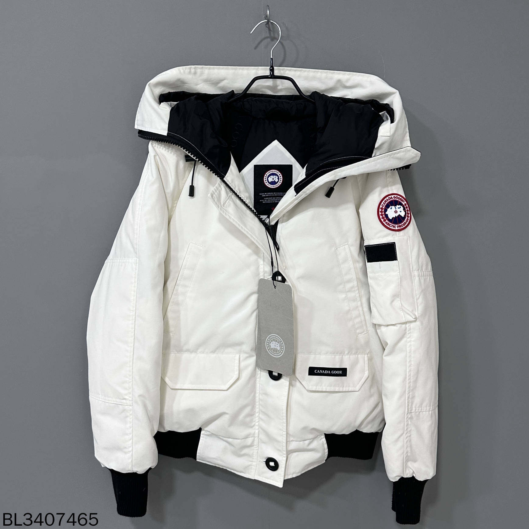 未使用 CANADA GOOSE 晨曦白飞行员羽绒服/m码/07465