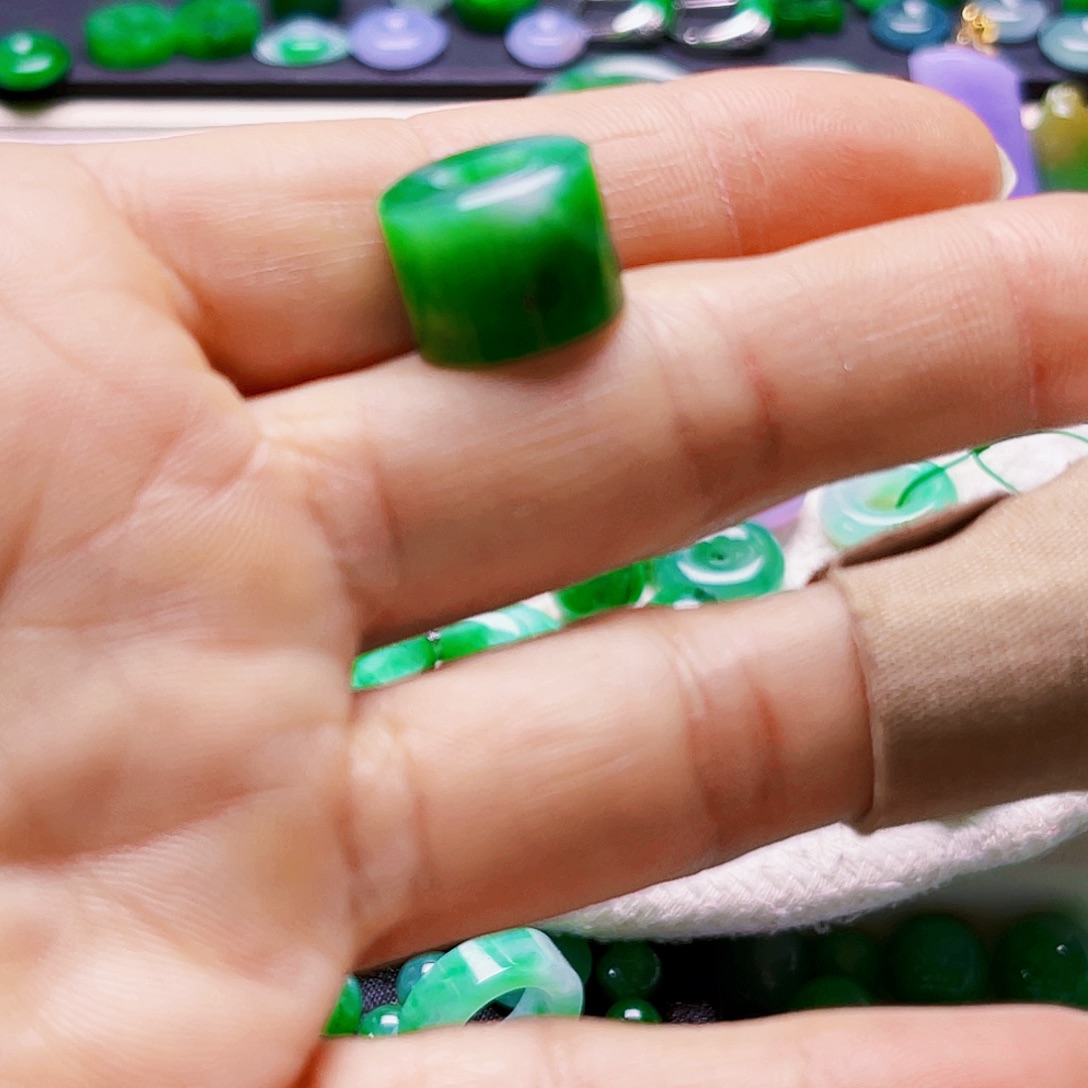 薰****翡翠未镶嵌吊坠(不含链)