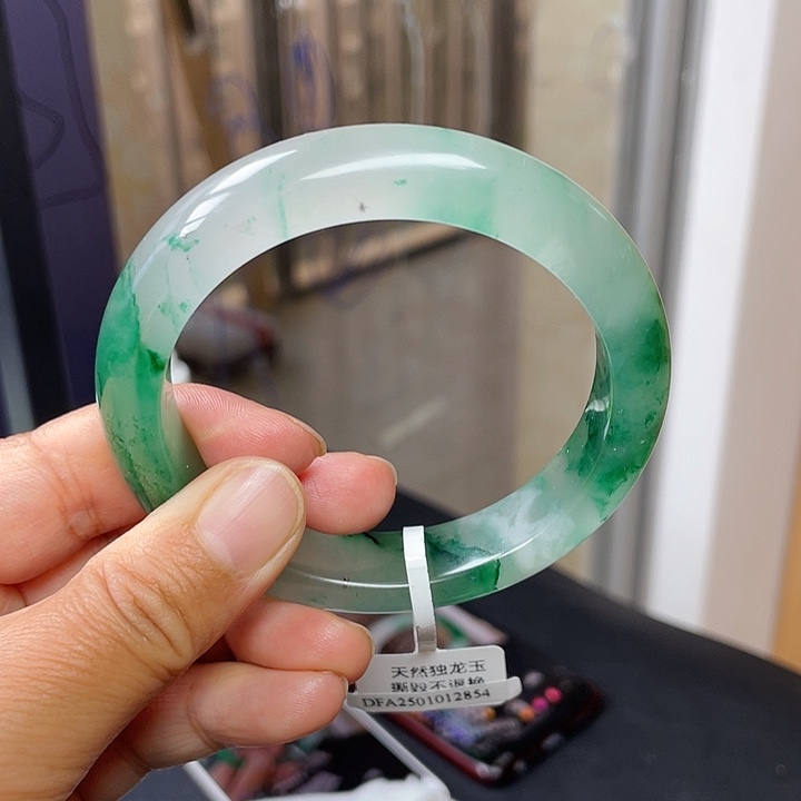 石英质玉未镶嵌手镯潘*瑶59