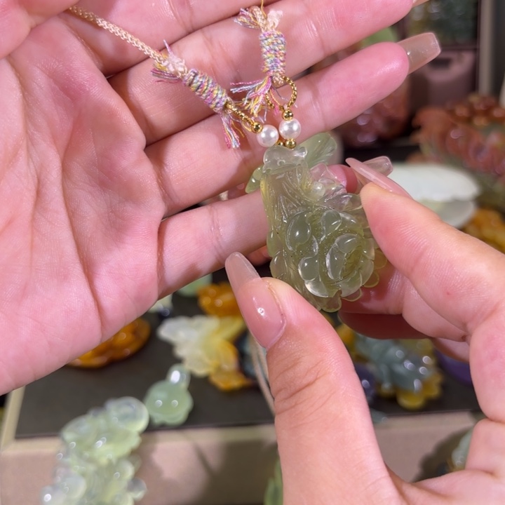 蛇纹石玉未镶嵌颈饰