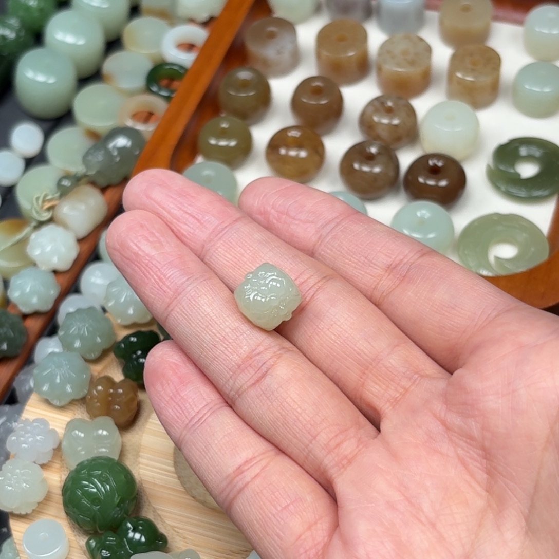 铜***人和田玉未镶嵌颈饰