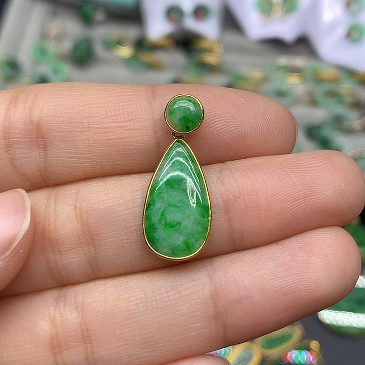 翡翠颈饰18K金镶嵌天然翡翠