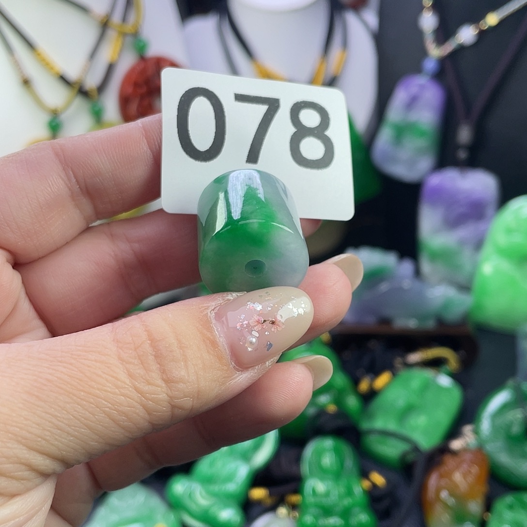 翡翠未镶嵌吊坠(赠链)