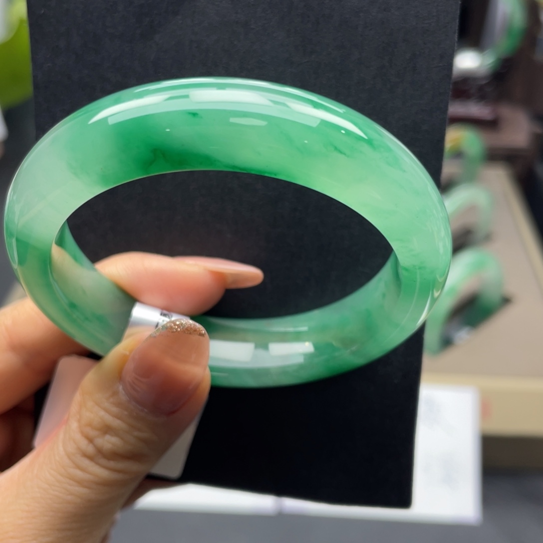 听***歌石英质玉（非洲翠）未镶嵌手镯+55.0