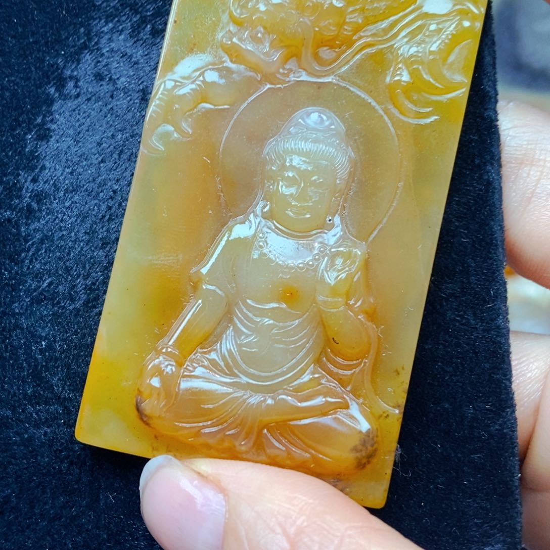 未镶嵌石英质玉（黄龙玉）颈饰