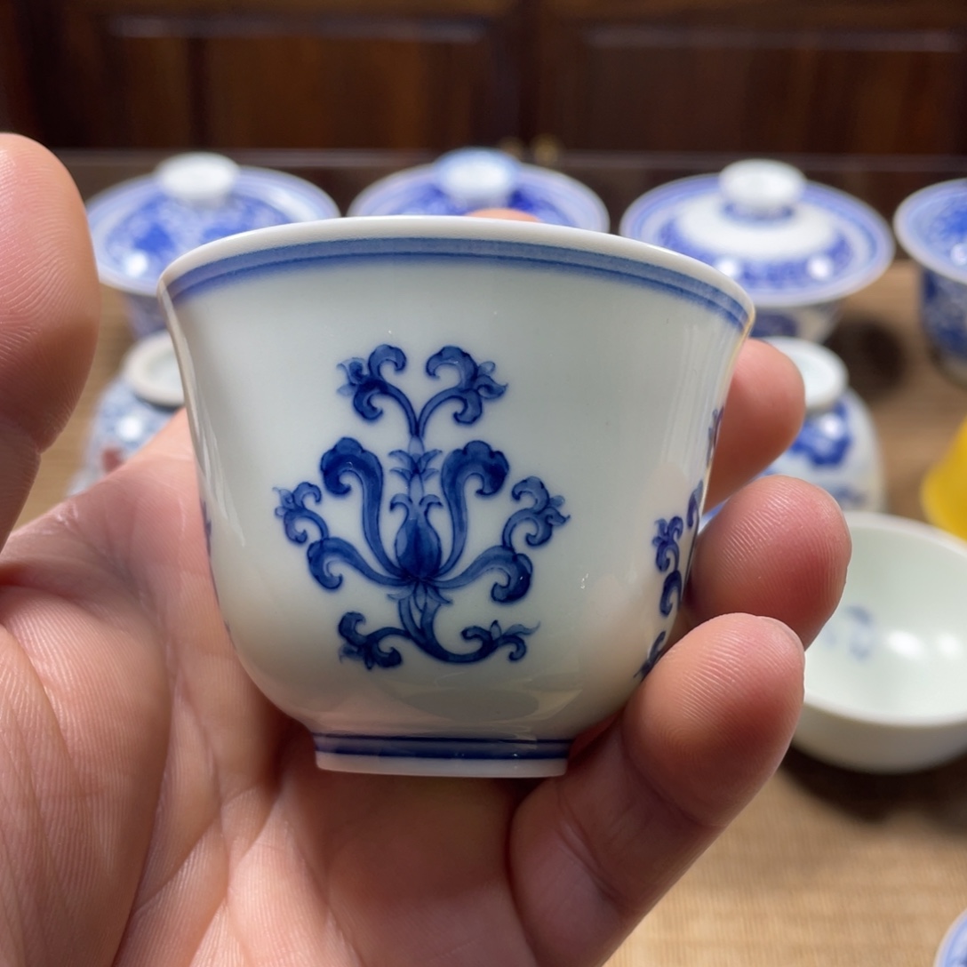 九段心传忍冬纹铃铛杯