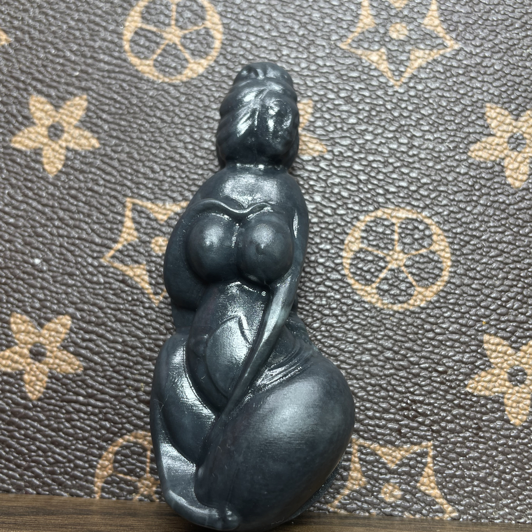 新疆料精品聚墨手把件玉美人