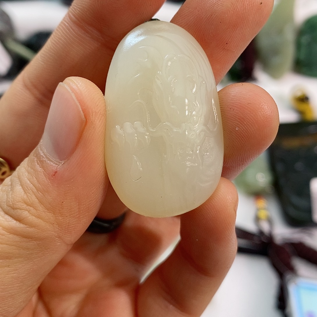 和田玉（糖玉）颈饰足铂镶嵌