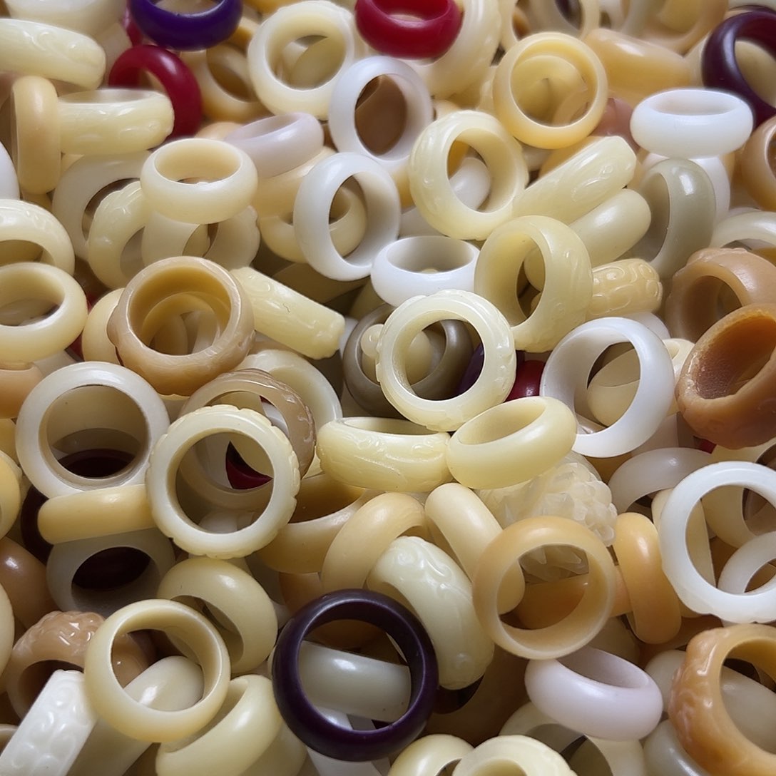 白玉菩提吊坠五颗雕刻跑环