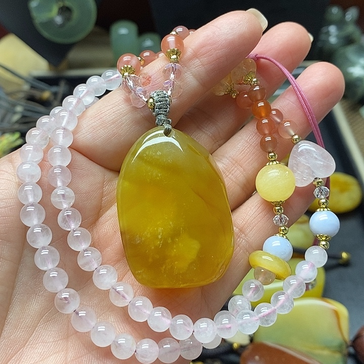 很***道蛇纹石玉未镶嵌颈饰