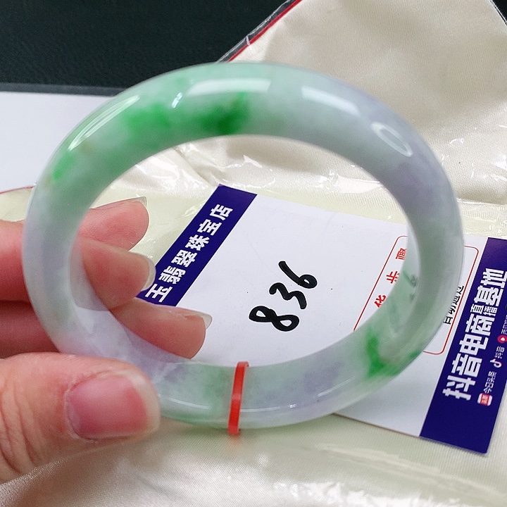 翡翠手镯未镶嵌翡翠