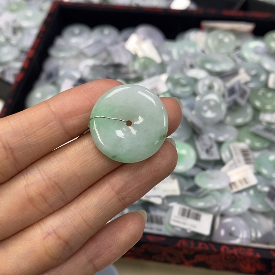 翡翠颈饰未镶嵌平安扣