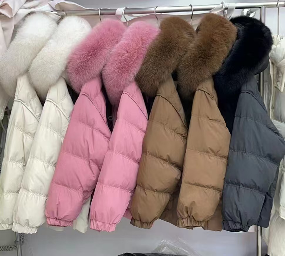 三角扣宽松型休闲显瘦短款厚款羽绒服时尚长袖连帽毛领款