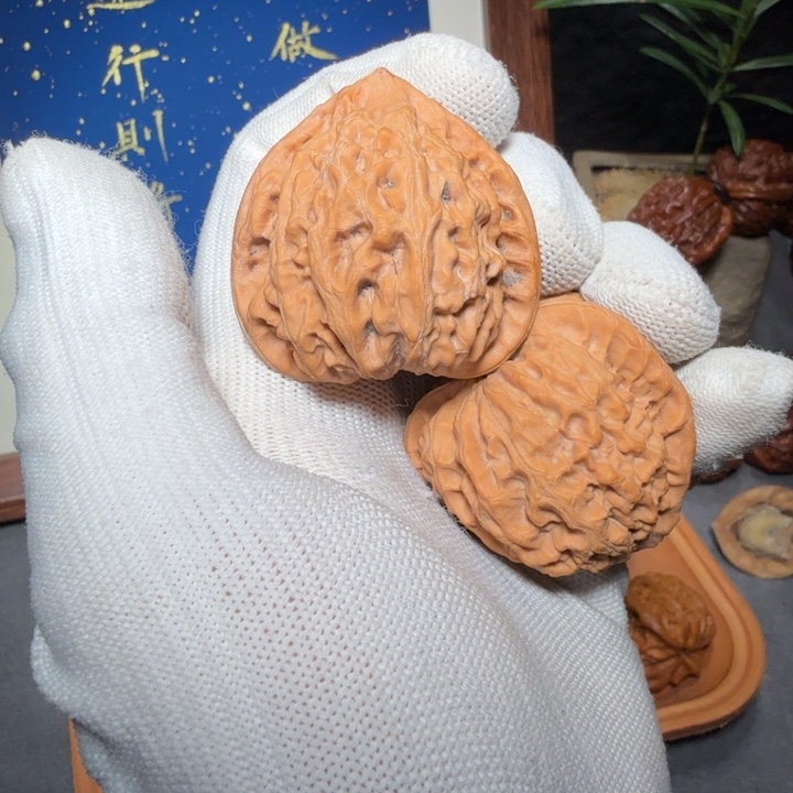 文玩核桃吊坠金牛编号3869，42-40-42