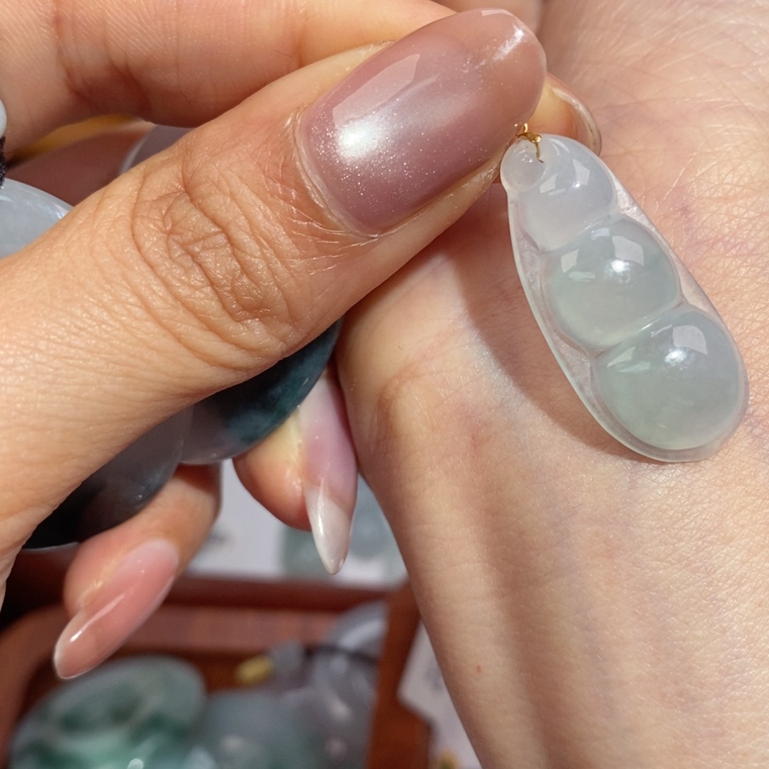 翡翠18K金镶嵌颈饰温****Z豆子吊坠