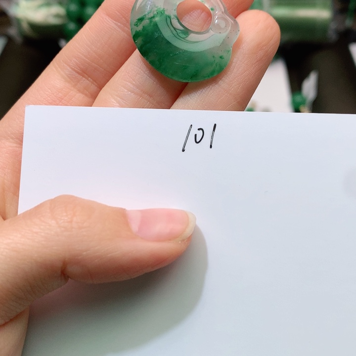 石英质玉颈饰未镶嵌