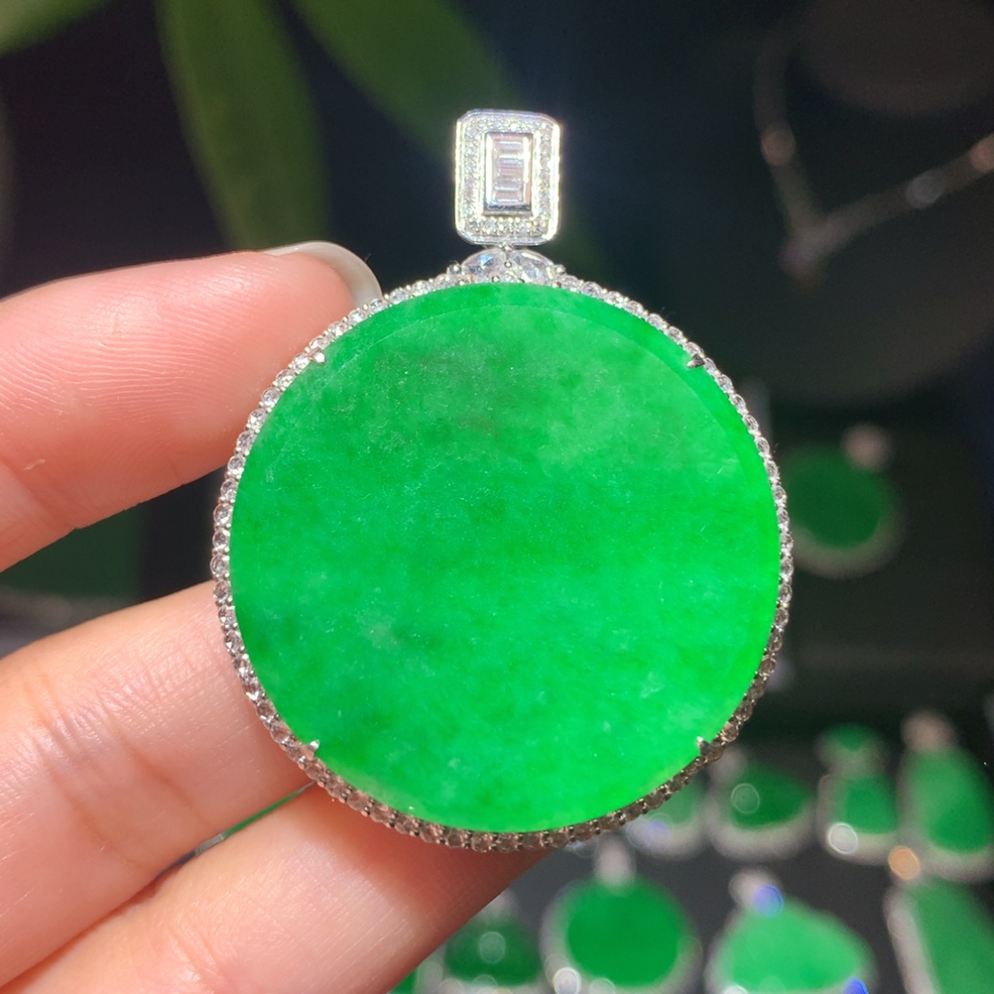 翡翠颈饰18K金镶嵌翡翠