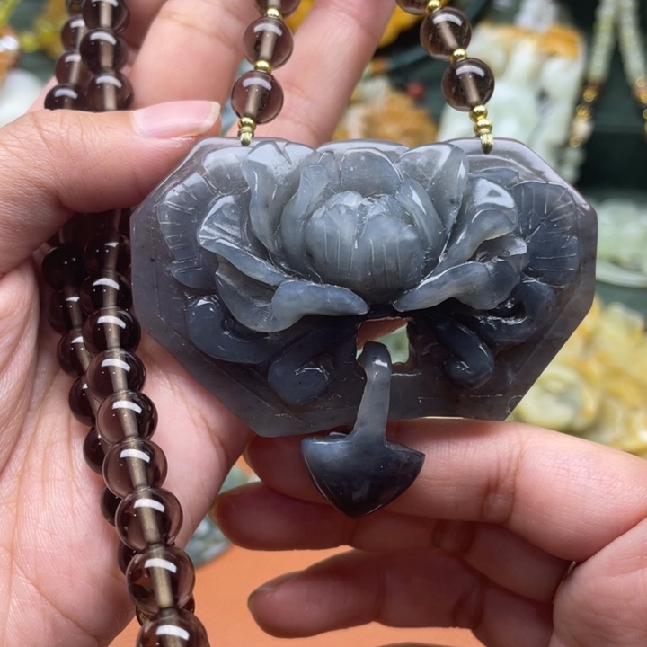 蛇纹石玉吊坠合金