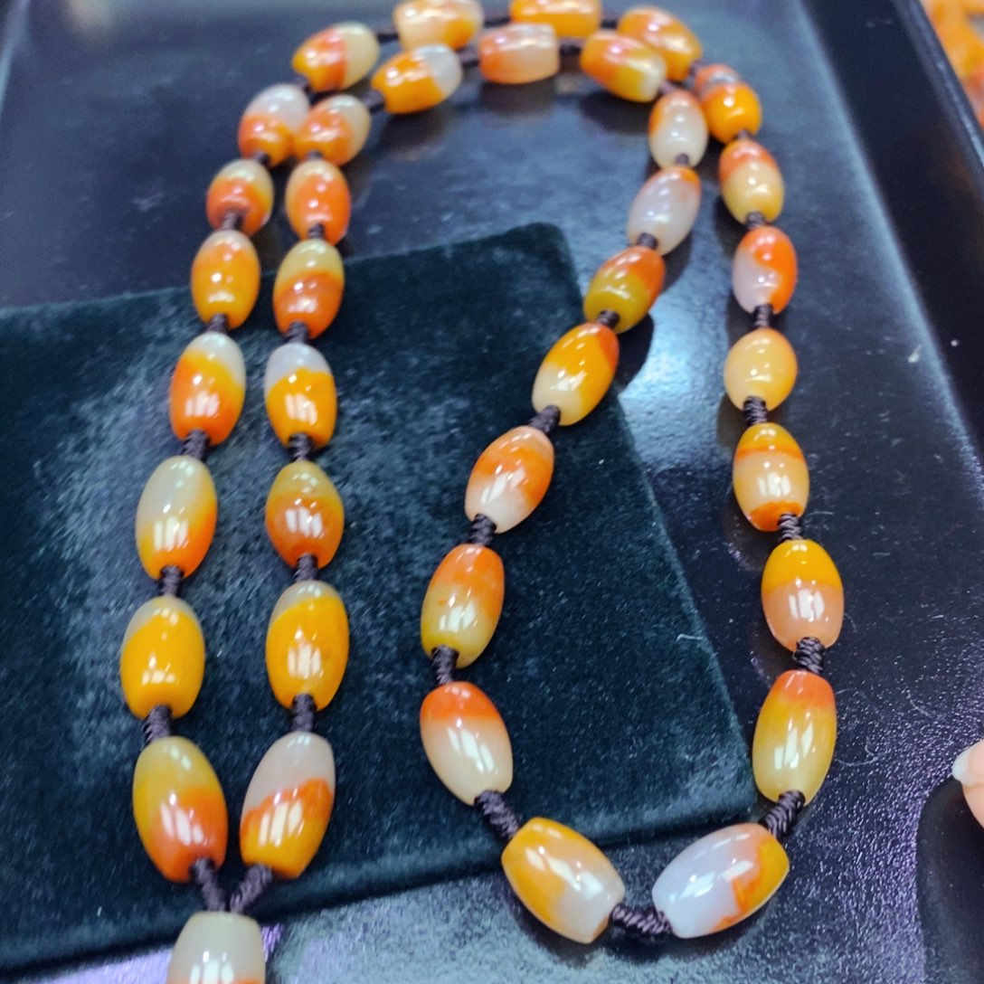 未镶嵌石英质玉（黄龙玉）颈饰