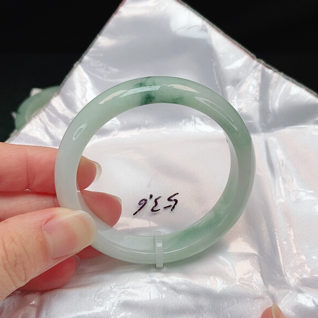 翡翠手镯未镶嵌正圈