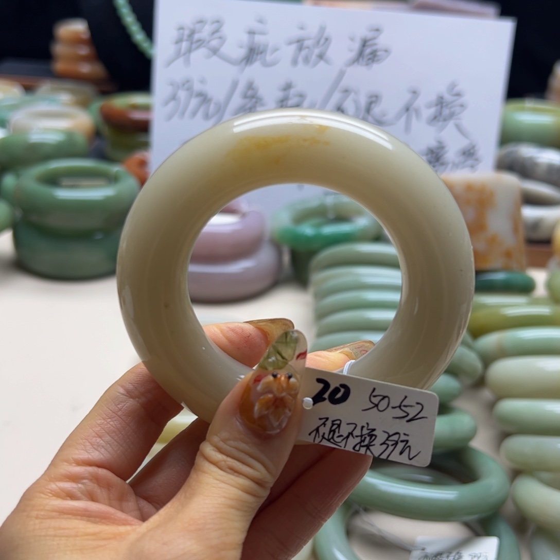 未镶嵌手镯石英岩玉