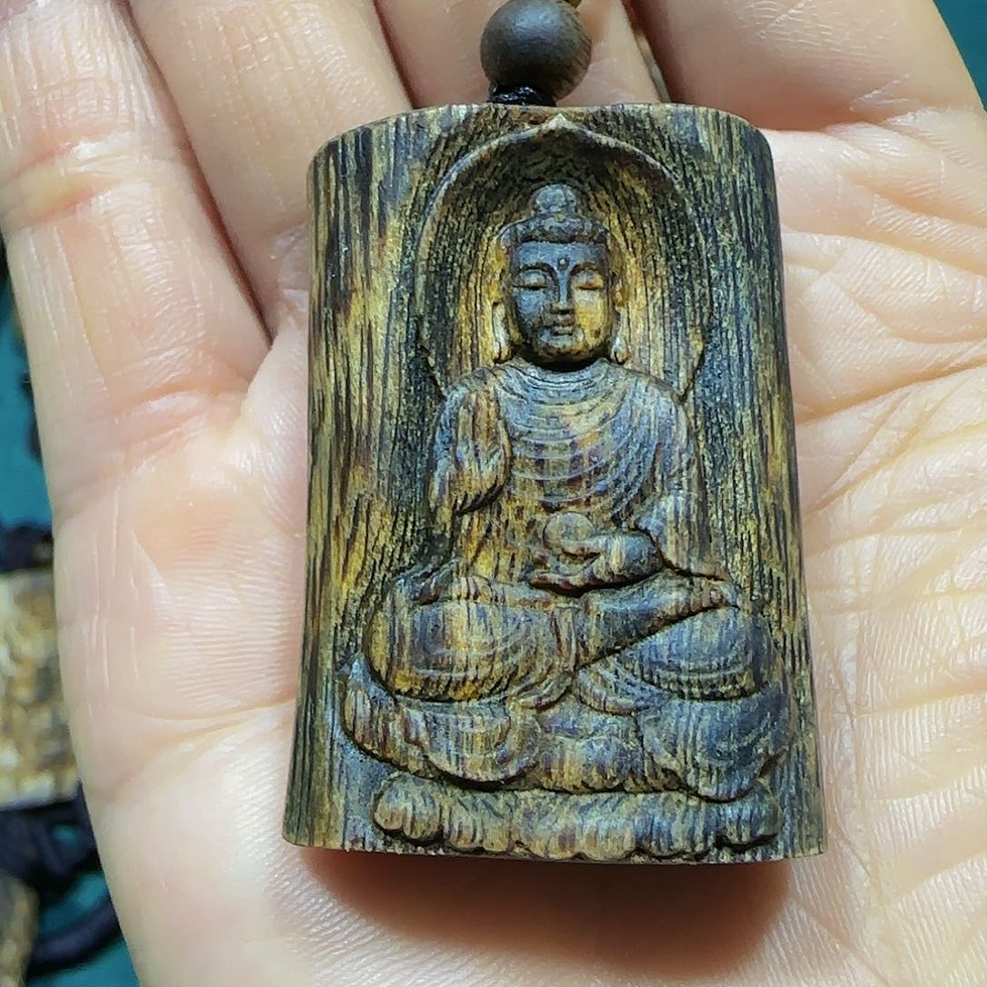 沉香吊坠海南白奇乌身老料雕刻大日如来带绳12.8克
