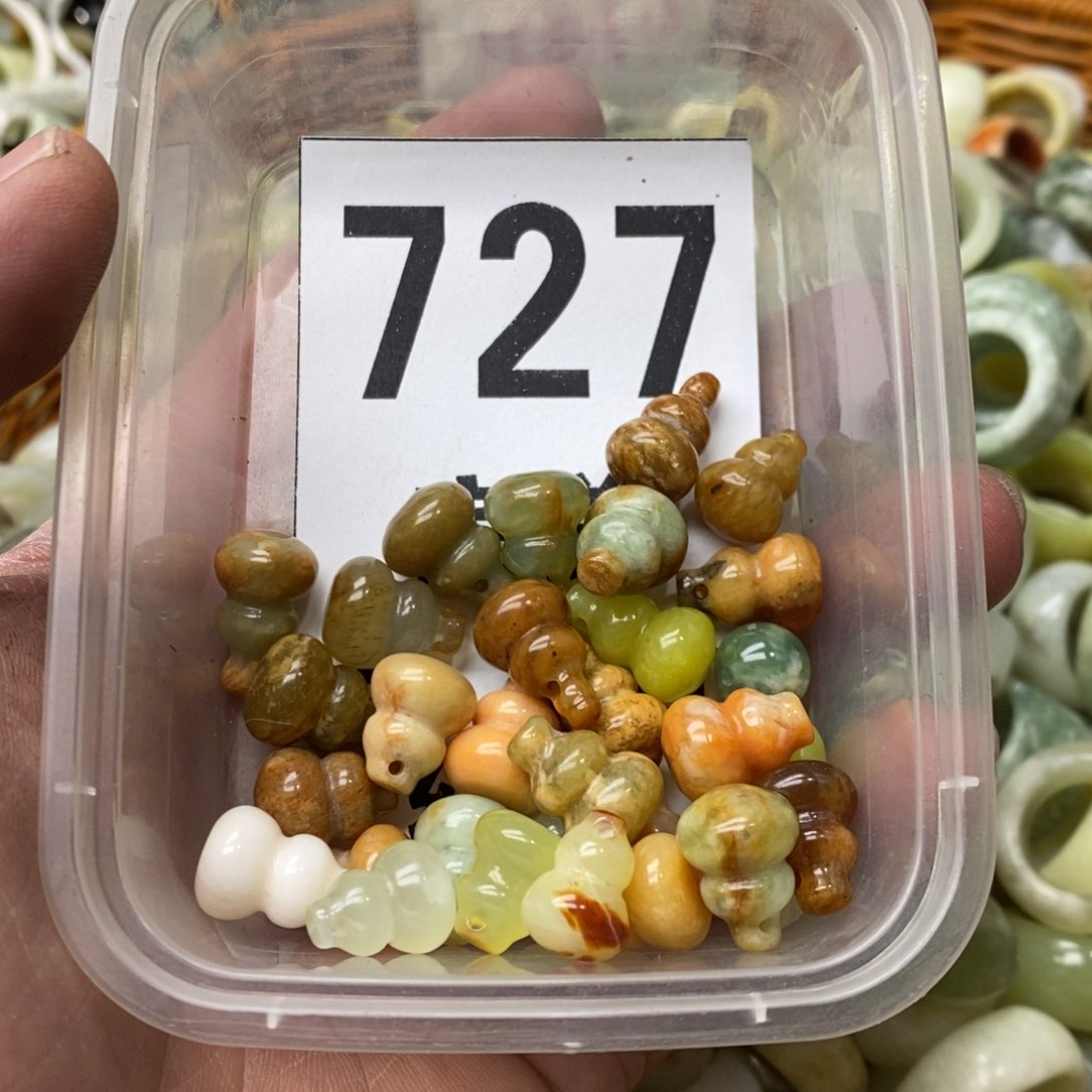 蛇纹石玉挂坠未镶嵌