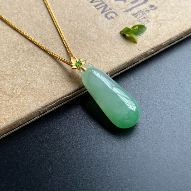 金镶嵌冰晴绿福瓜吊坠，天然缅甸翡翠A货气质轻奢精美