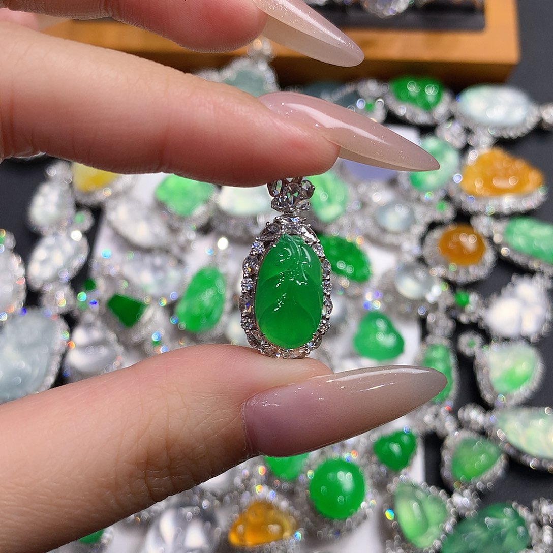 翡翠颈饰18K金镶嵌叶子