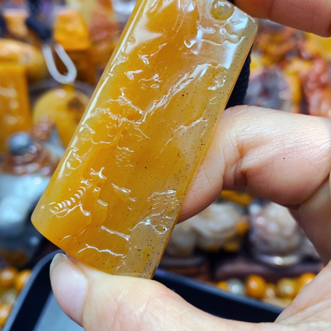 未镶嵌石英质玉（黄龙玉）颈饰